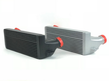 CSF 04-13 BMW 335i/xi (E90/E91/E92/E93) Intercooler de placa/barra central escalonada de alto rendimiento - Negro