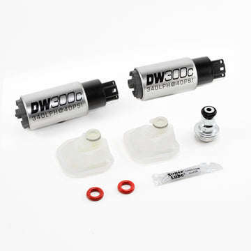 DeatschWerks 09-15 Cadillac CTS-V DW300c (2) bombas de combustible en el tanque de 340 LPH con kit de instalación