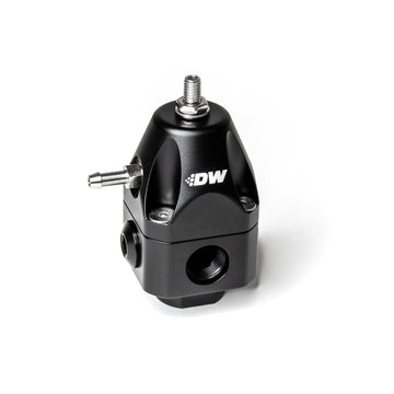 DeatschWerks DWR1000c Regulador de presión de combustible ajustable Entrada doble 6AN y salida 6AN - Negro